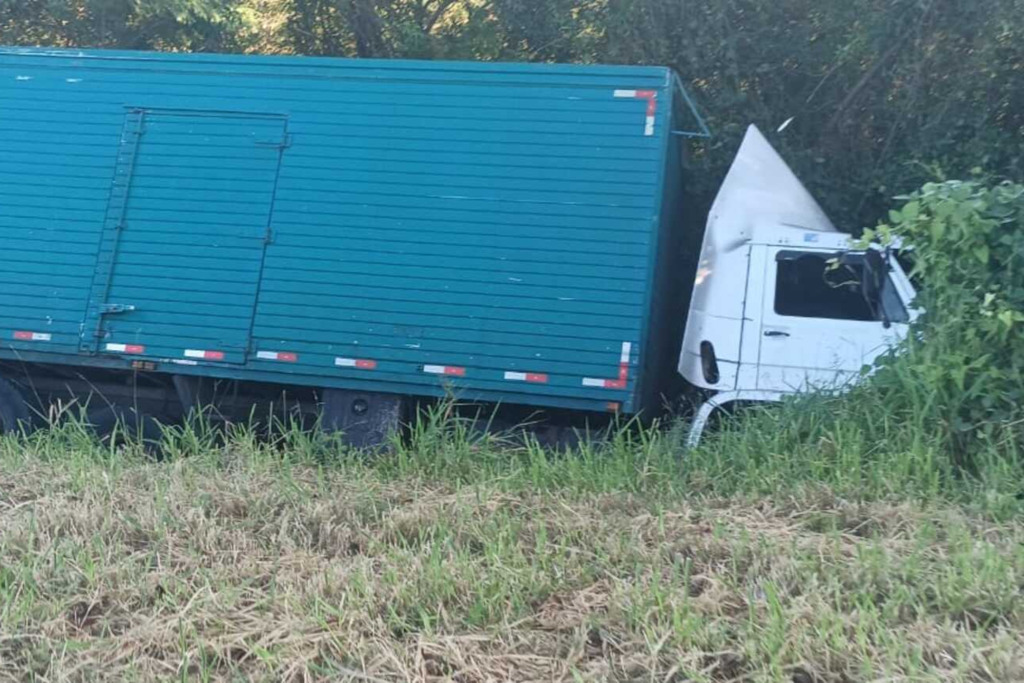 Caminhão sai da pista na RSC-287 em Agudo