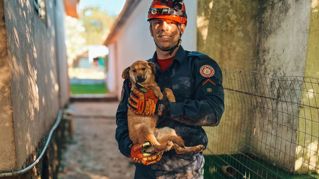 Soldado do Corpo de Bombeiros da região se destaca ao compartilhar resgates emocionantes nas redes sociais