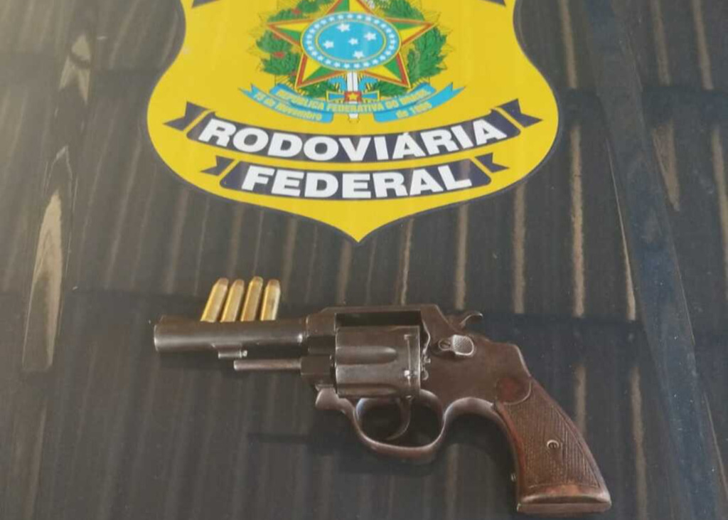 título imagem Homem é preso por posse ilegal de arma em rodovia da região