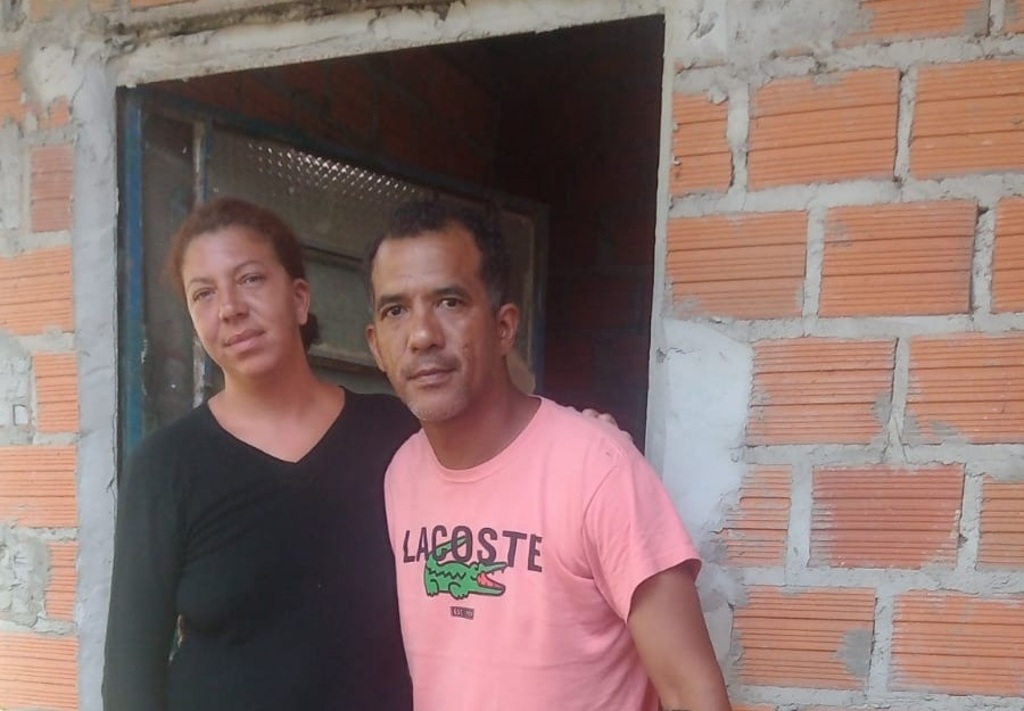 Moradores fazem vaquinha para ajudar venezuelanos que iam a pé e de carona de Santa Maria até Mato Grosso