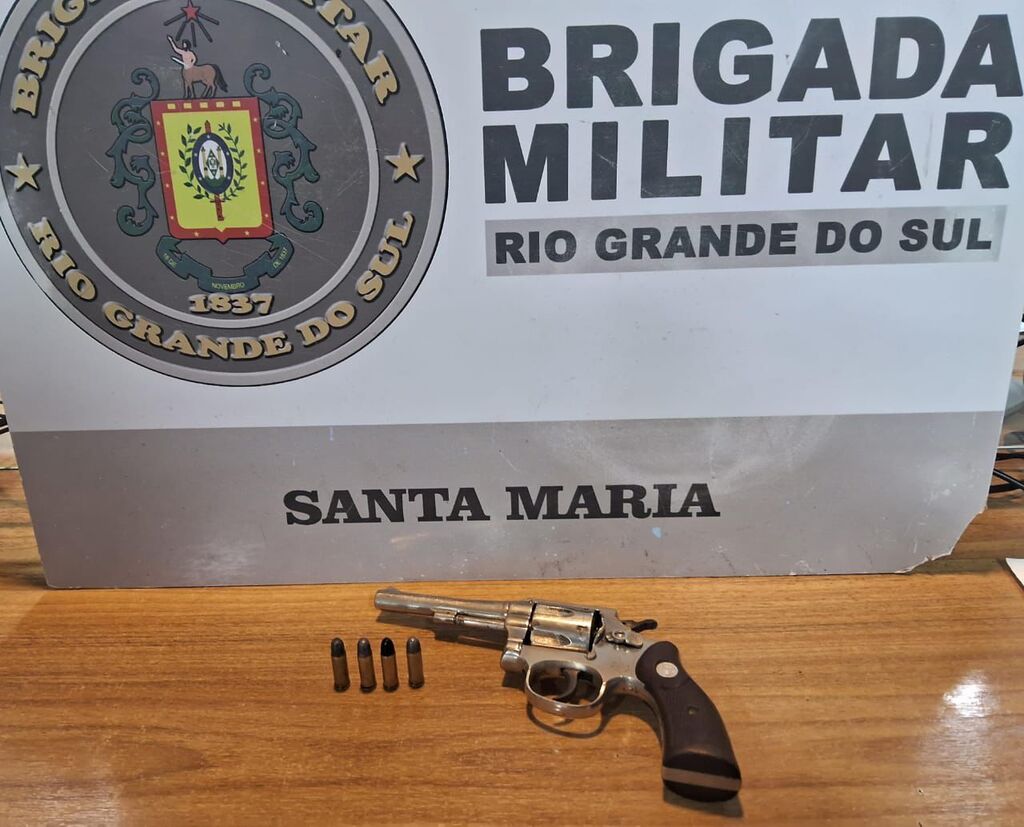 Após abordagem policial, homem é preso por porte ilegal de arma de fogo em Santa Maria Após abordagem policial, homem é preso por porte ilegal de arma de fogo em Santa Maria