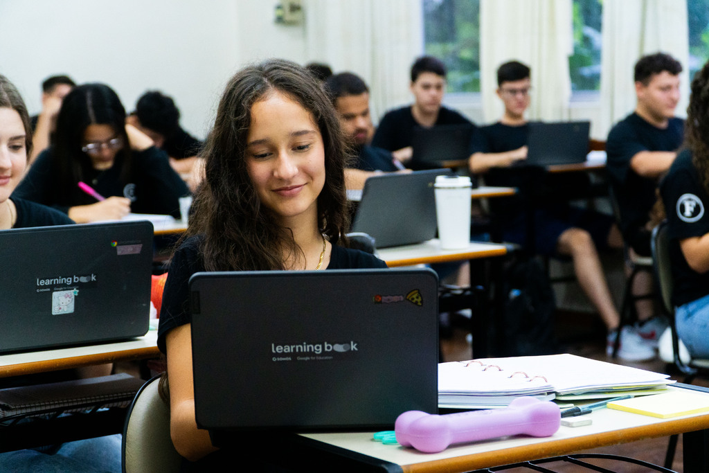 Movimento para uso de tecnologia em sala de aula é cada vez mais frequente nas escolas; entenda como o assunto é tratado em Santa Maria Movimento para uso de tecnologia em sala de aula é cada vez mais frequente nas escolas; entenda como o assunto é tratado em Santa Maria