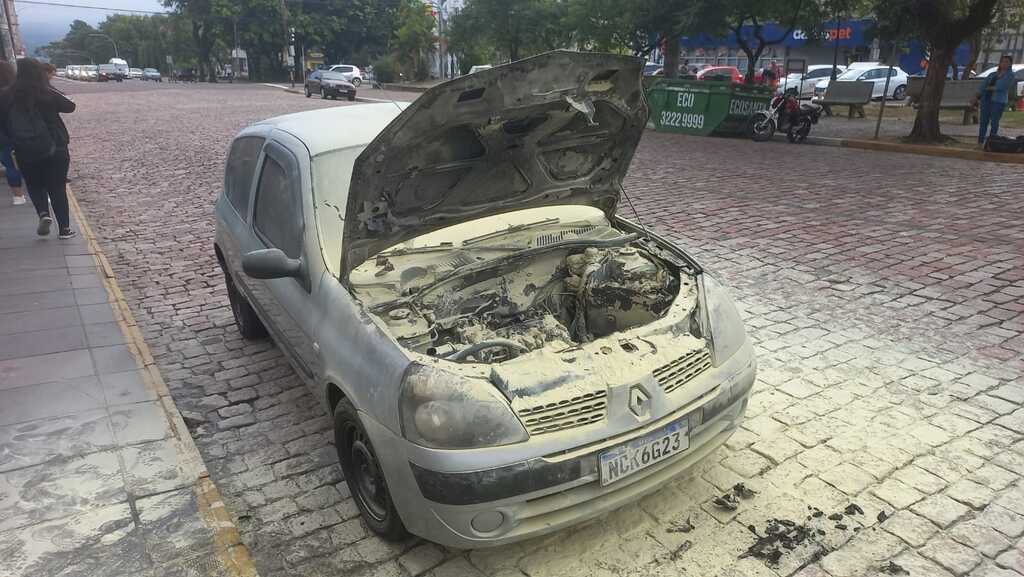 Carro tem princípio de incêndio em frente à Catedral Metropolitana em Santa Maria