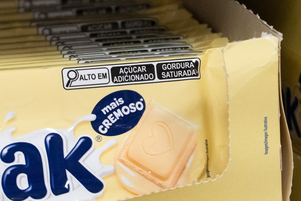 Alertas nas embalagens de alimentos chamam atenção dos consumidores; entenda a nova rotulagem