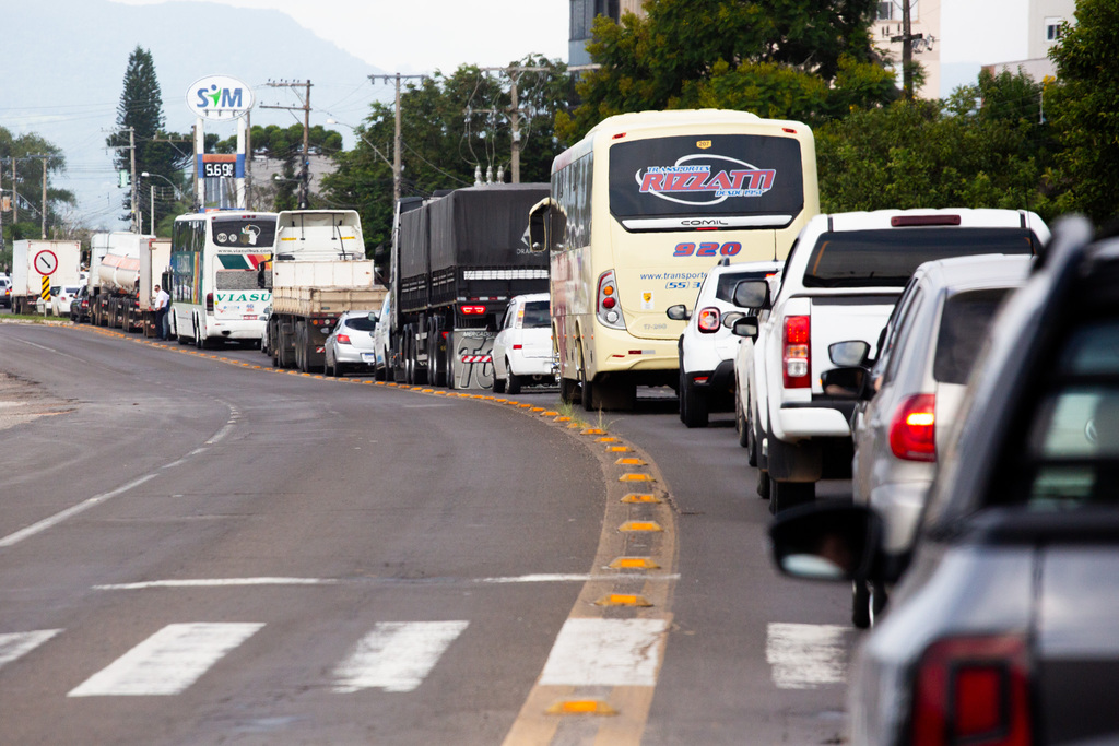 Em véspera de feriado, motoristas relatam congestionamento na RSC-287