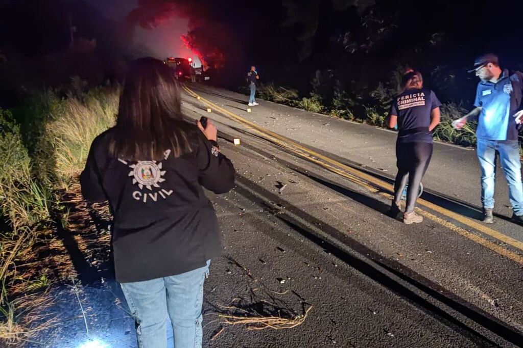 Colisão frontal entre carro e motocicleta deixa duas pessoas mortas em Santa Maria