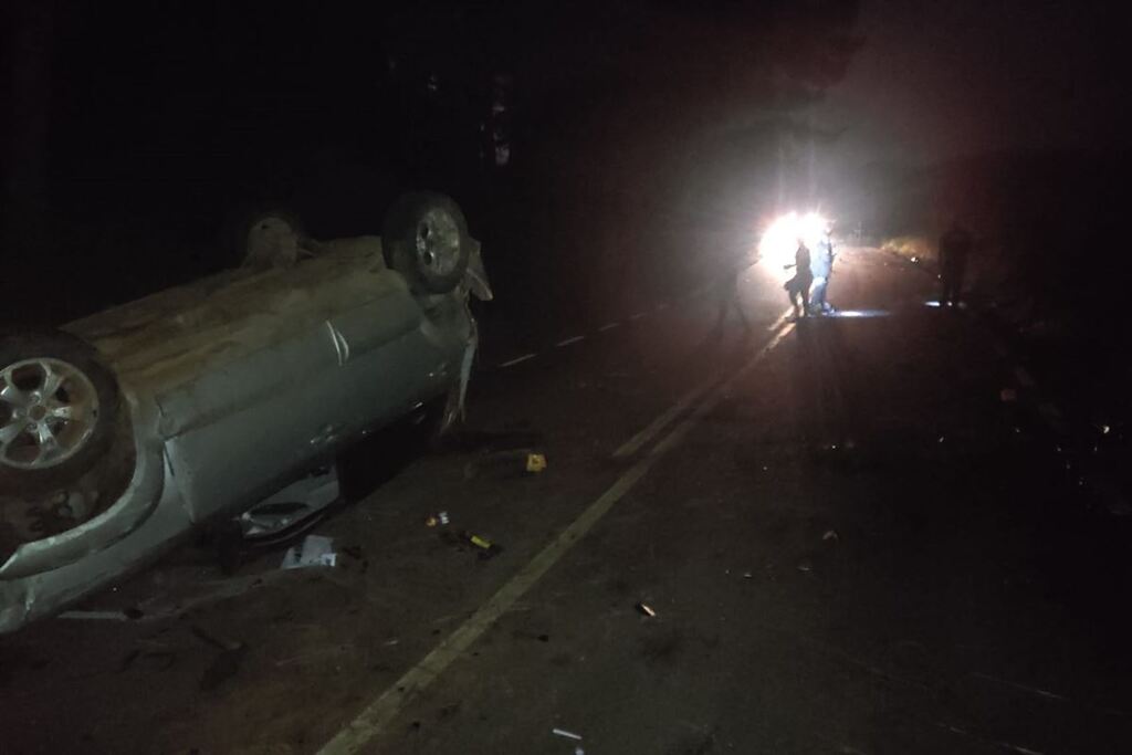 título imagem Colisão frontal entre veículo e motocicleta deixa duas pessoas mortas em Santa Maria