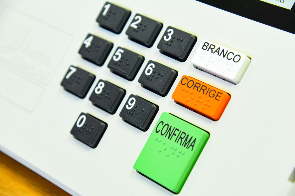 Jovens de 16 a 18 anos podem tirar primeiro título de eleitor pela internet até 8 de maio; veja passo