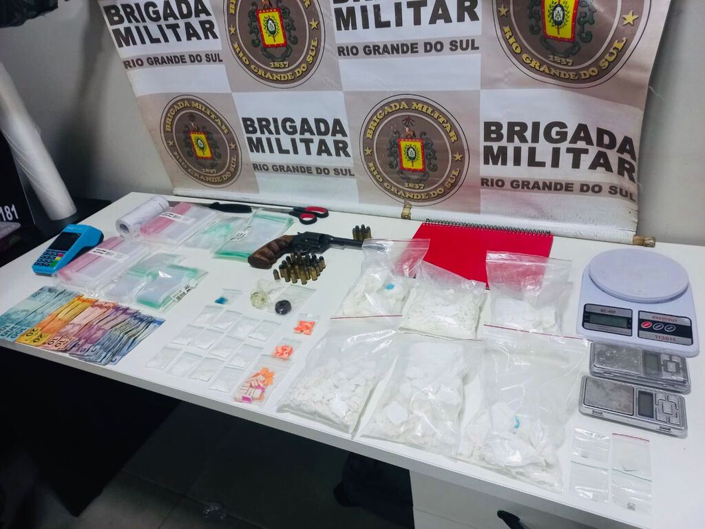 Homem é preso por tráfico após ser encontrado com revólver e diversas drogas em casa e no carro