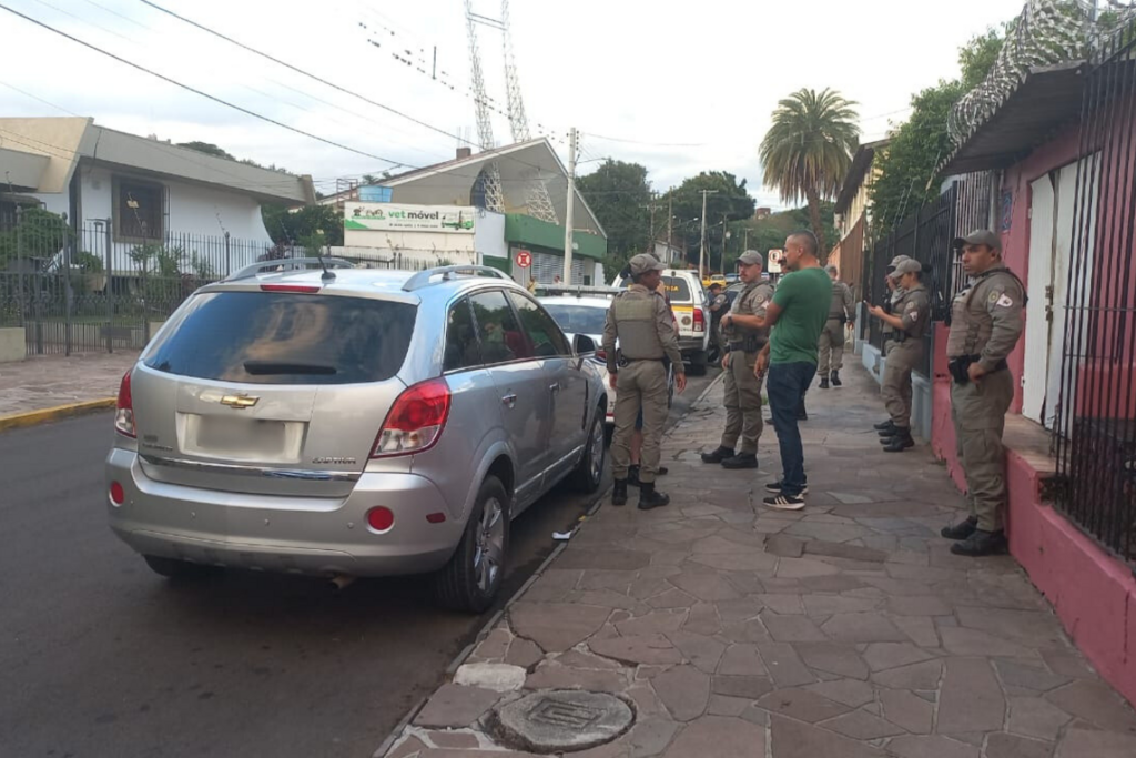 Após abordagem policial, trio é preso com pistola dentro de carro perto de escola no Bairro Nossa Senhora de Lourdes