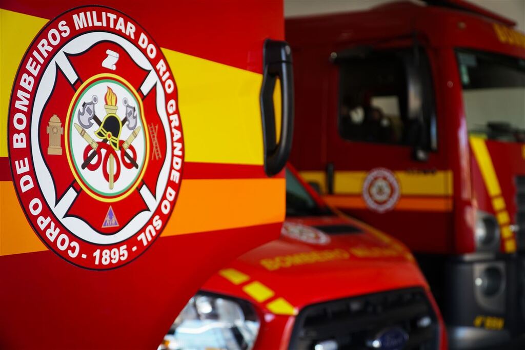 título imagem Homens armados invadem residência, agridem mulheres e ateiam fogo em casa em Santa Maria