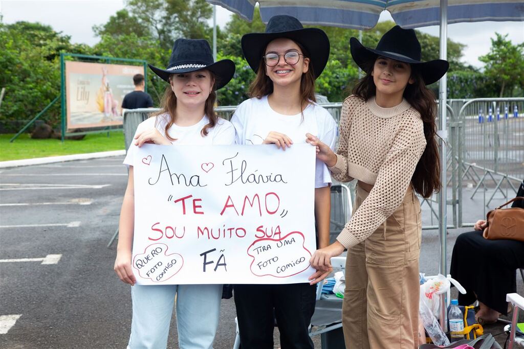 título imagem Chuva e chapéu: fãs aguardam desde cedo na fila pela estreia da boiadeira Ana Castela em Santa Maria