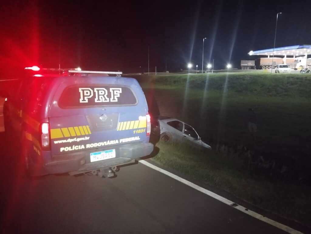 título imagem Motorista é preso por embriaguez ao volante após perder o controle de carro em rodovia da região