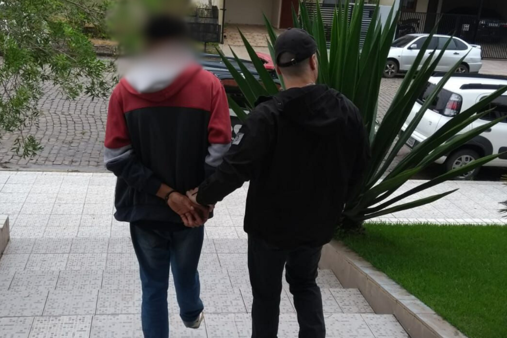 Após descumprir medidas protetivas, homem é preso dentro de delegacia da região