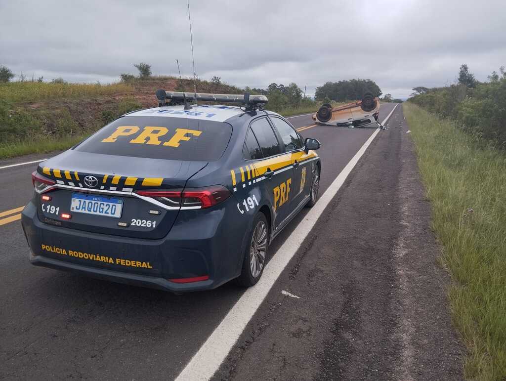 título imagem Duas pessoas ficam feridas após carro em que estavam capotar em rodovia da região