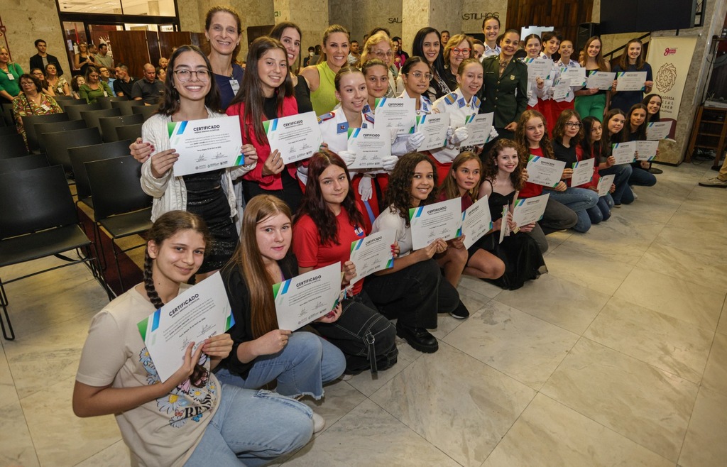 título imagem Prêmio Meninas Olímpicas é entregue a sete estudantes santa-marienses na Assembleia Legislativa