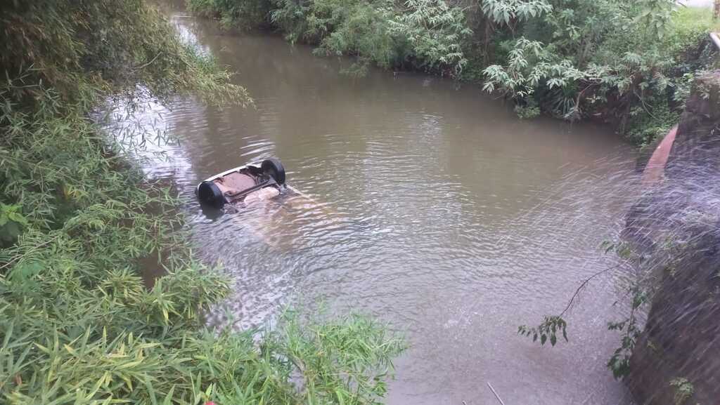 título imagem Vereador com sinais de embriaguez perde o controle de carro e cai em riacho no Bairro Campestre