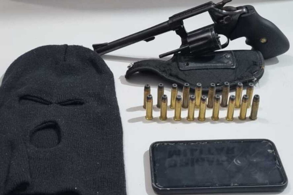 título imagem Após denúncia, homem é preso por porte ilegal de arma neste sábado