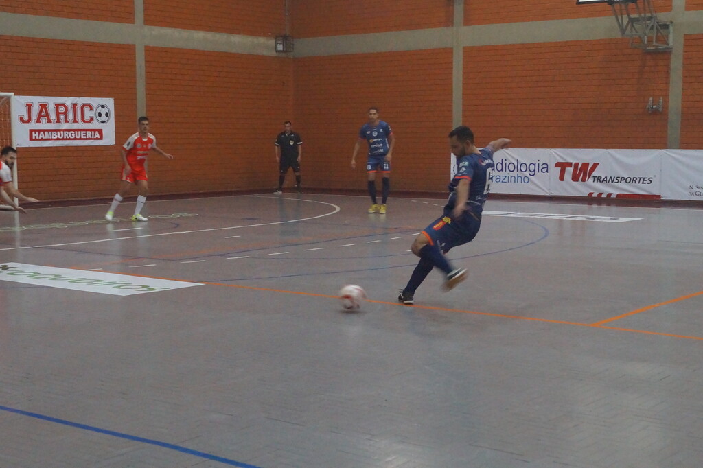 título imagem De virada e no minuto final, UFSM vence a Sercesa fora de casa na estreia da Série Ouro de Futsal