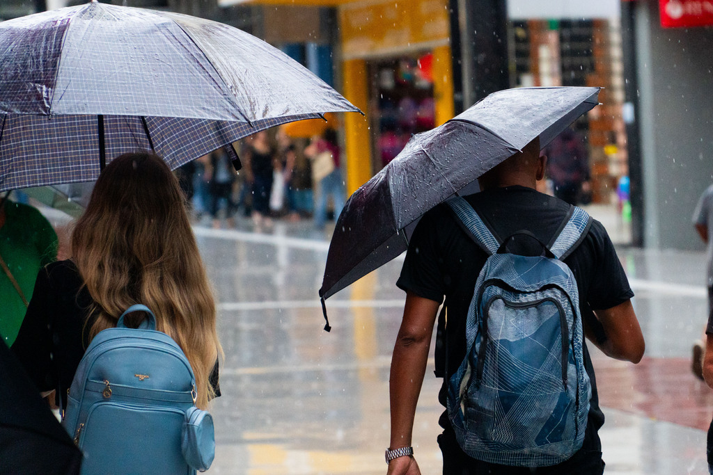 título imagem Inmet emite alerta laranja para chuvas intensas no RS; confira a previsão para a semana em Santa Maria