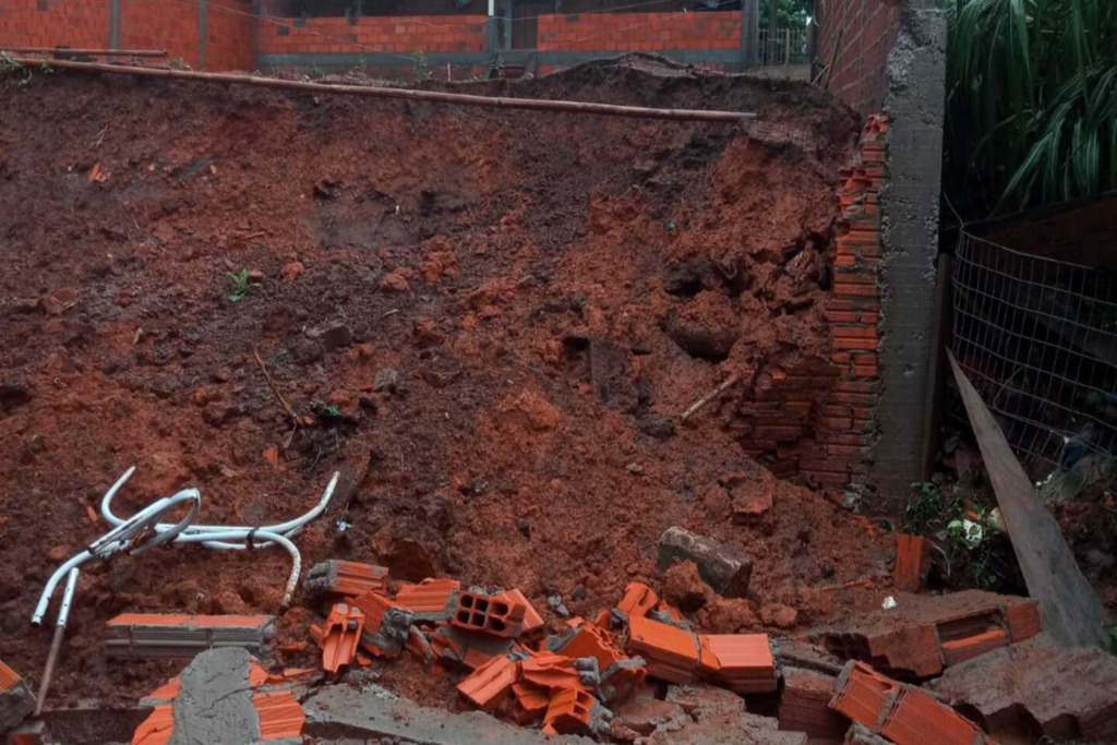Muro desaba em cima de casa no Bairro Nova Santa Marta; Cidade já registra mais de 100 mm de chuva nesta terça