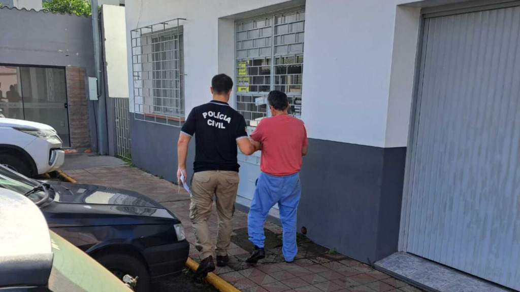 Homem suspeito de furtos em cemitério é preso por desacato em São Pedro do Sul Homem suspeito de furtos em cemitério é preso por desacato em São Pedro do Sul
