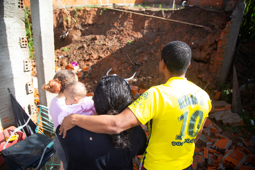 “Poderia ser muito pior, estava cheio de tijolo no bercinho dela”, conta moradora que teve o quarto atingido por muro