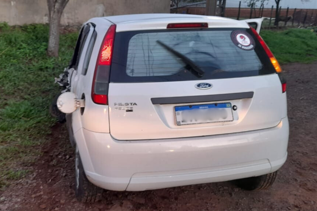 Após roubar carro de corrida por aplicativo, dupla foge e sofre acidente em São Francisco de Assis