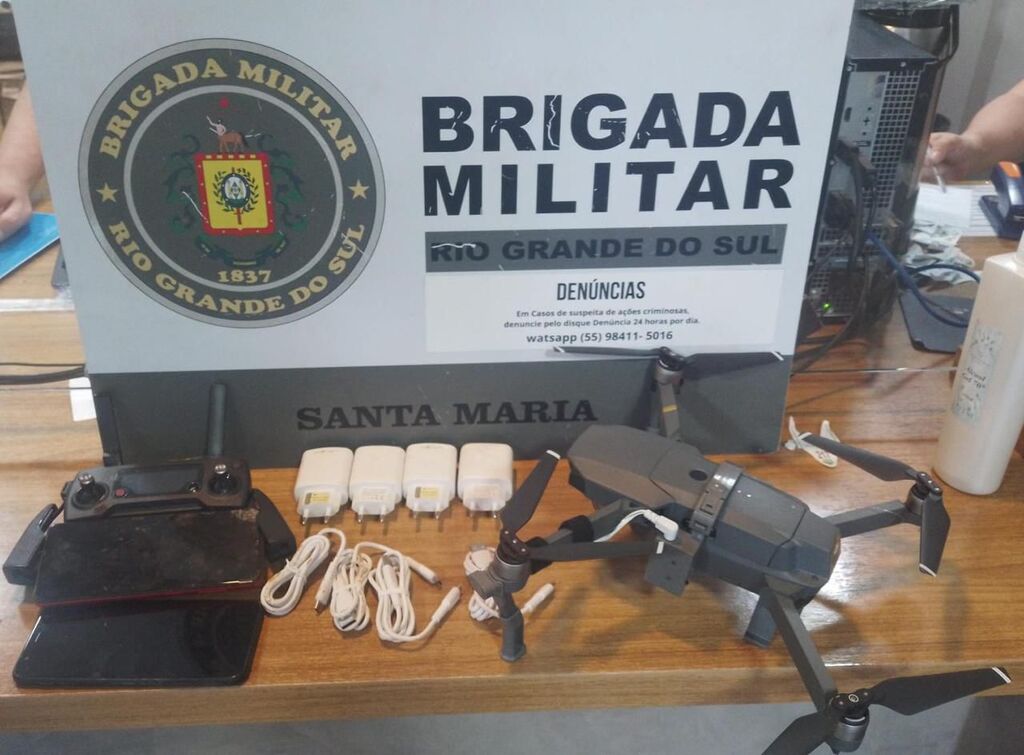 Jovem é detido com celular e carregadores que seriam arremessados por drone para dentro de penitenciária em Santa Maria Jovem é detido com celular e carregadores que seriam arremessados por drone para dentro de penitenciária em Santa Maria