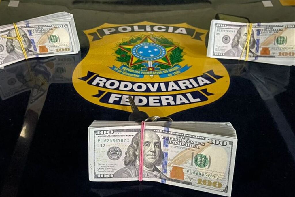 Foto: PRF - Dinheiro estava escondido no assoalho do carro e nos calçados do passageiro
