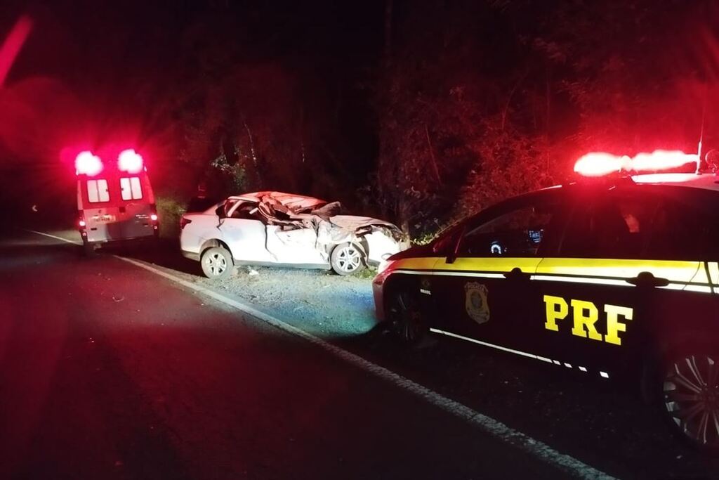 Acidente na BR-287 deixa dois feridos após veículo colidir contra árvores na região