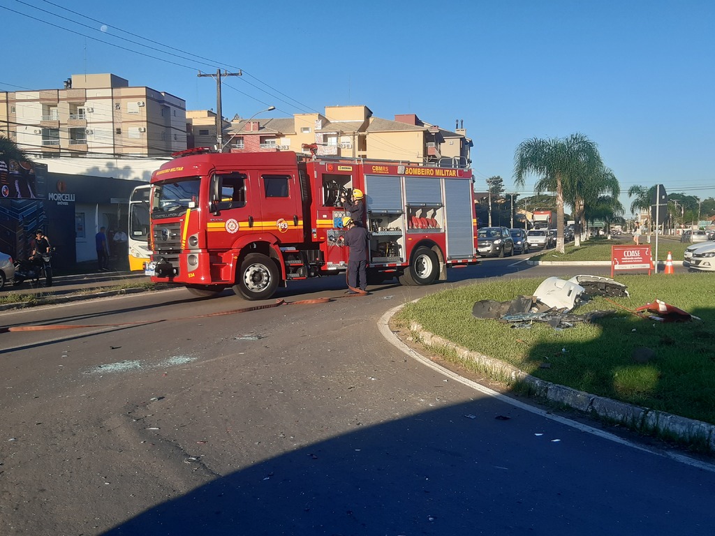 título imagem Acidente deixa duas pessoas feridas no trevo da Avenida Roraima com a Faixa Velha de Camobi