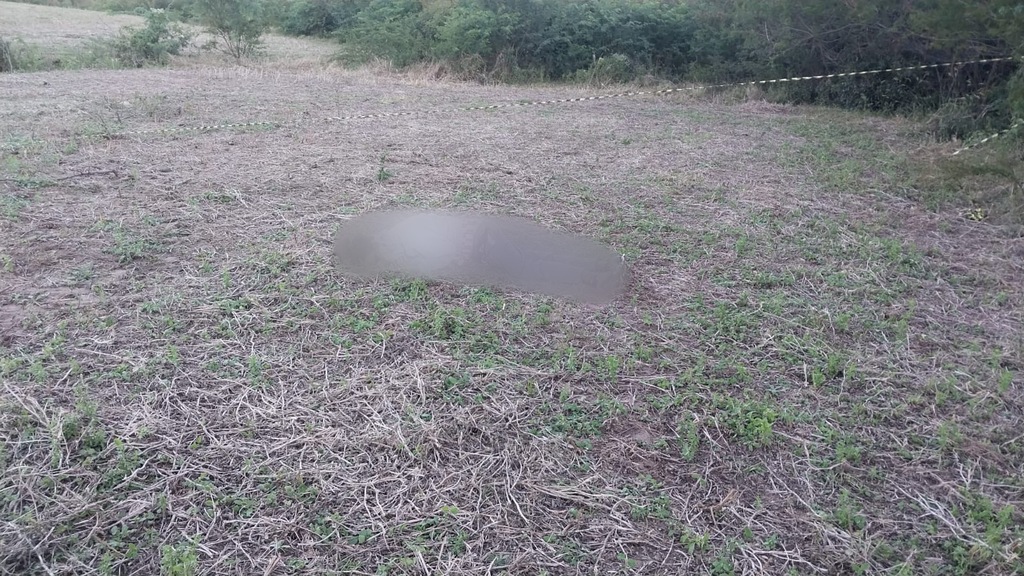 Foto: Reprodução - Vítima ainda não identificada foi encontrada caída em um campo atrás da Escola Adelmo Simas Genro