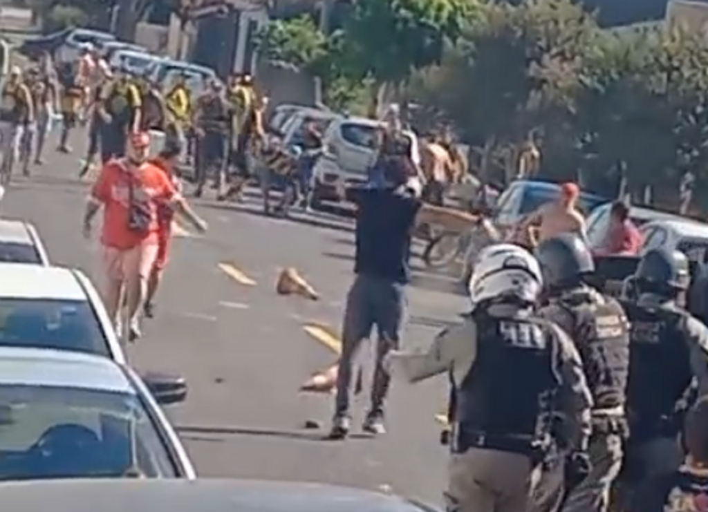 Foto: Reprodução - Força Tática da Brigada Militar precisou intervir para conter torcedores mais exaltados na tarde deste domingo