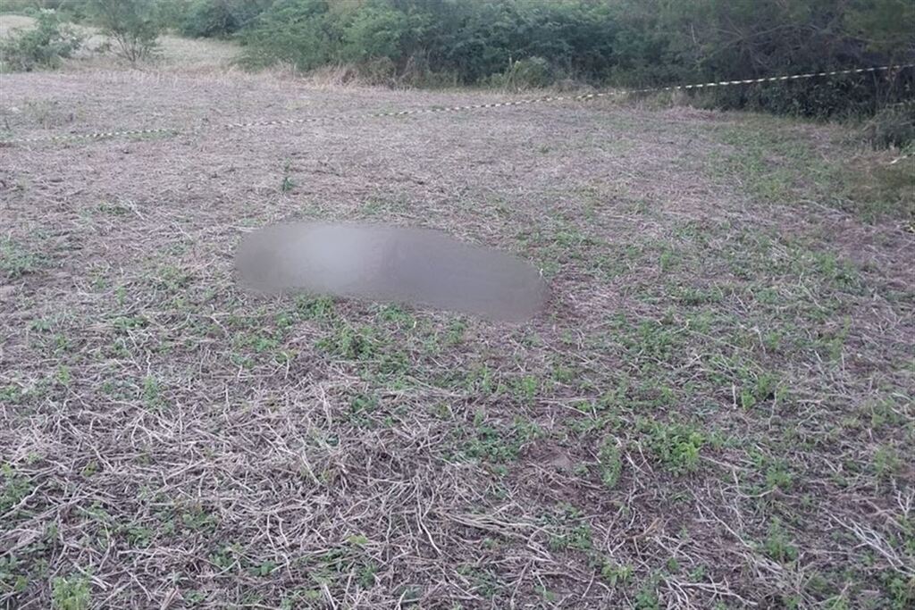 Foto: Reprodução - Corpo do jovem foi localizado sábado (20), em um campo aos fundos da Escola Adelmo Simas Genro, com marcas de tiros nas costas e na nuca