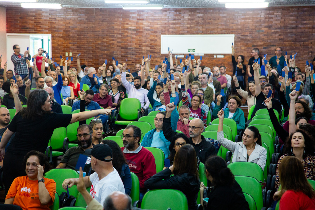 Fotos: Beto Albert (Diário) - Momento em que os professores manifestaram seus votos com um cartão azul. Contabilidade foi manual.