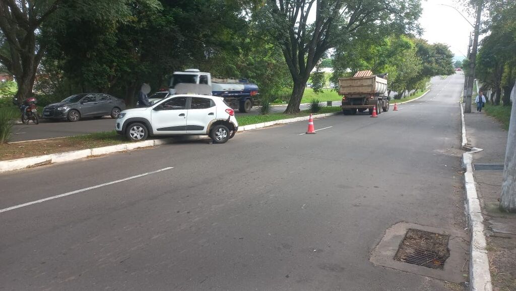 Acidente entre carro e caminhão na Avenida Liberdade causa interdição parcial da via Acidente entre carro e caminhão na Avenida Liberdade causa interdição parcial da via