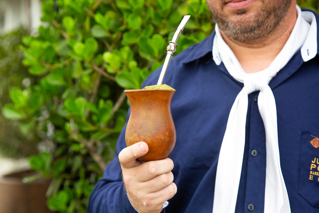 Cuias de porongo, madeira ou aço, com ou sem açúcar, “topetudo” ou tradicional: confira dicas e os diferentes tipos de chimarrão