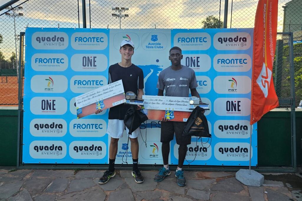 Foto: Viviane Campos (ATC) - Na 1ª classe masculino simples, Kauê Noatto (esq.) foi vice-campeão e Rafael Padilha, o campeão