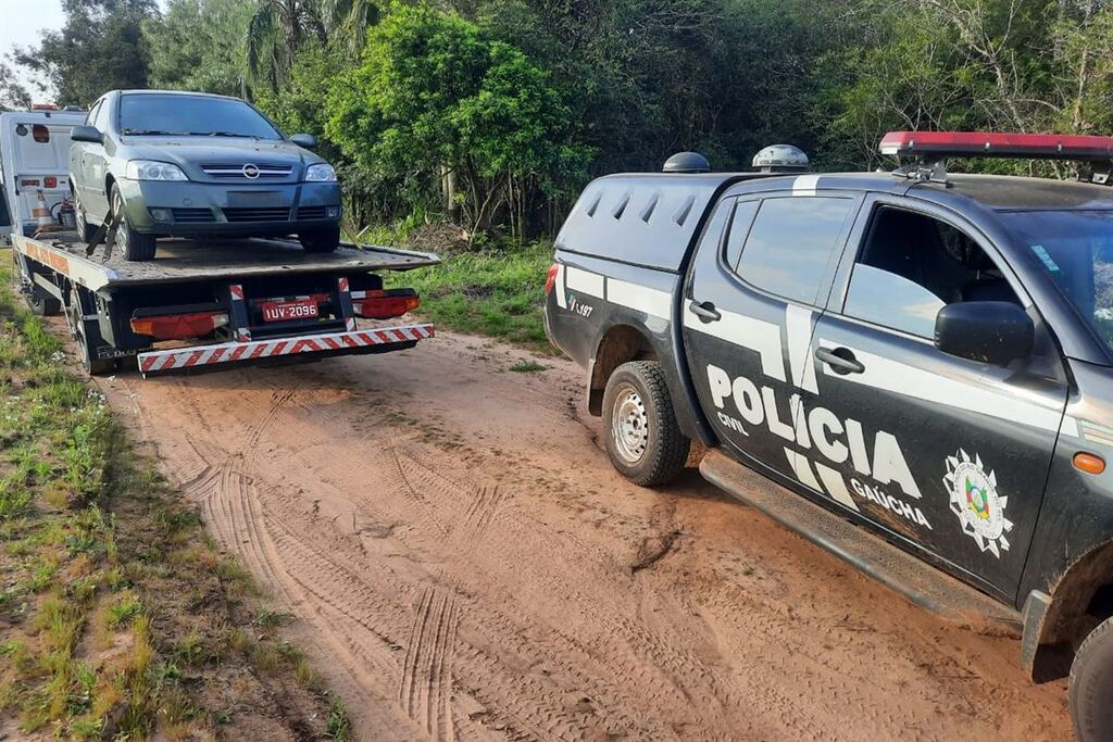 Foto: Polícia Civil (BD,13/09/2022) - Veículo que teria sido utilizado pelos criminosos foi abandonado e apreendido pela Polícia Civil