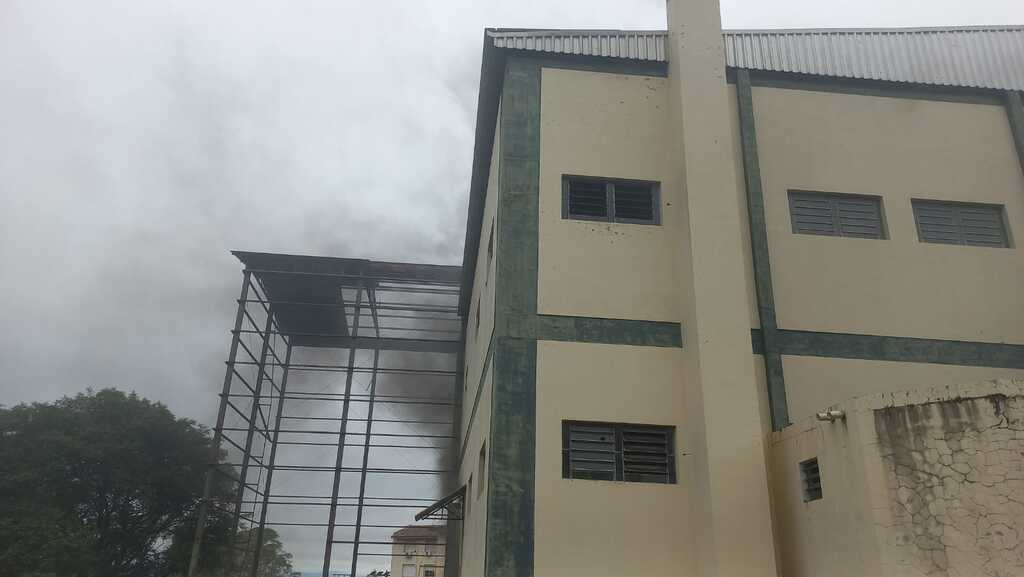 Princípio de incêndio atinge pavilhão desativado de moinho no Bairro Km 3, em Santa Maria Princípio de incêndio atinge pavilhão desativado de moinho no Bairro Km 3, em Santa Maria