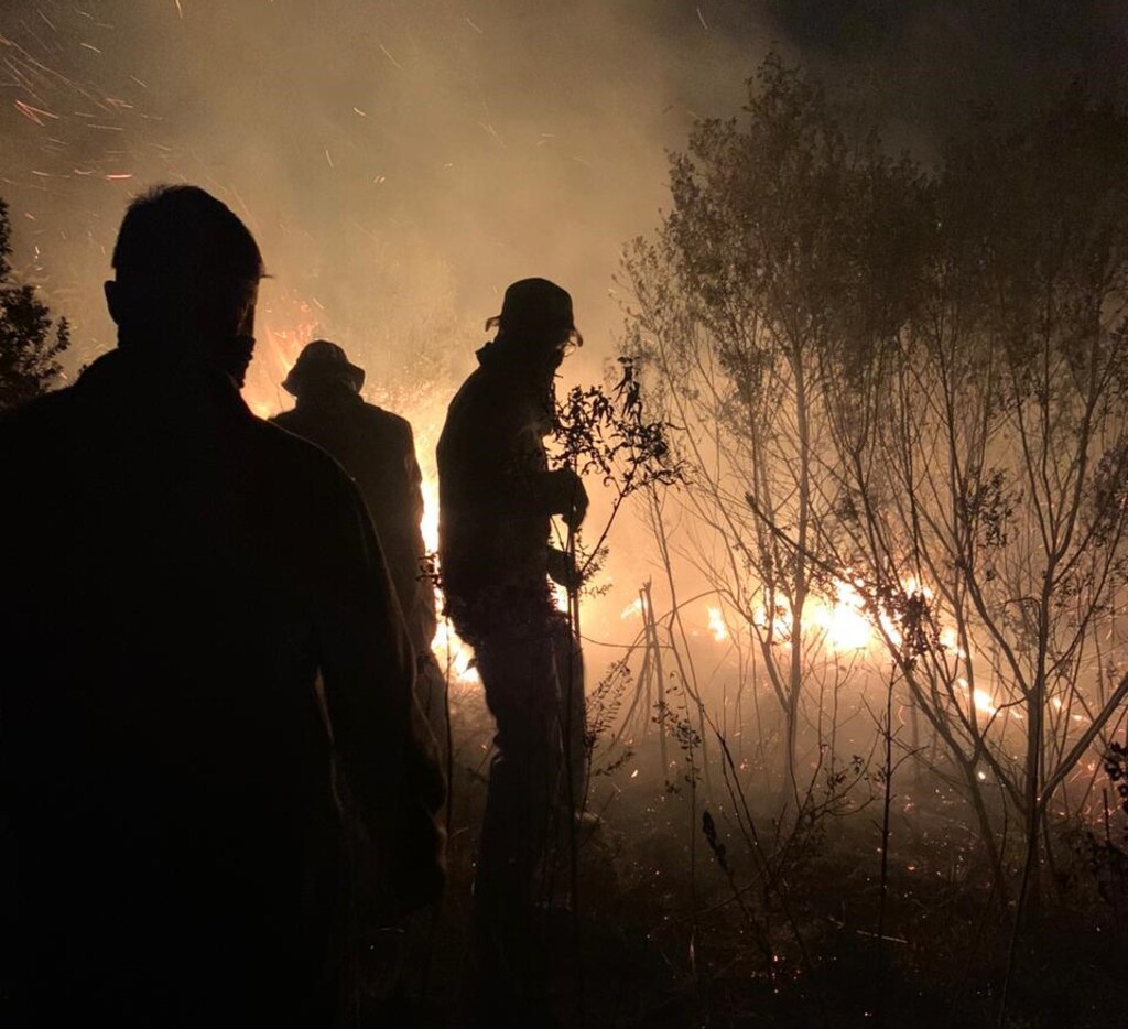 Após 17 horas de trabalho, equipes finalizam contenção de incêndio que atingiu área do Cism Após 17 horas de trabalho, equipes finalizam contenção de incêndio que atingiu área do Cism