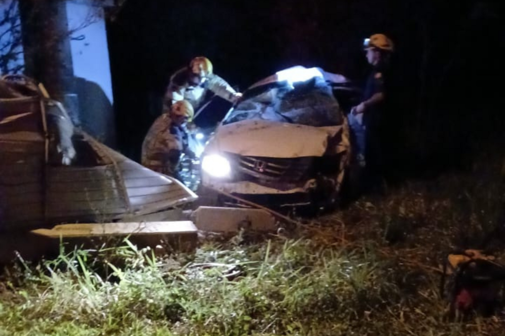 Jovem de 23 anos morre após carro capotar na Faixa Velha de Camobi