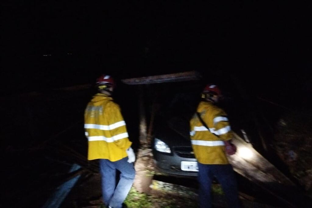 título imagem Vendaval derruba galpões e deixa casa destelhada em Santiago; Defesa Civil trabalha com hipótese de microexplosão