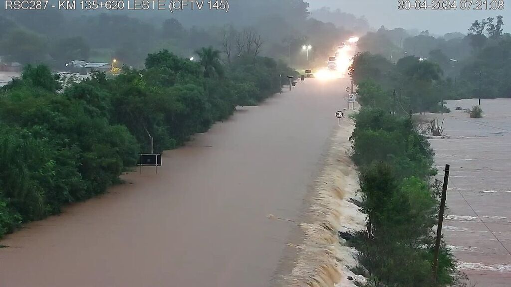RSC-287 tem bloqueio devido a alagamento na pista em Restinga Sêca e Candelária, e BR-290 está interrompida: veja situação de outras rodovias