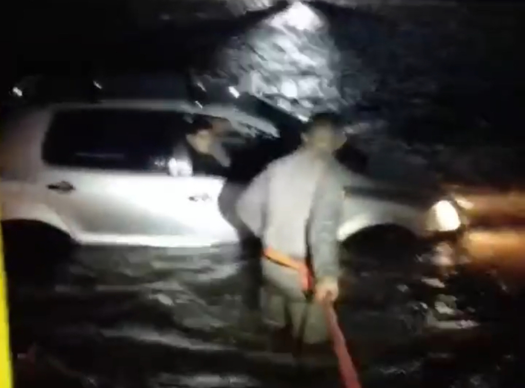 Policiais da Brigada Militar realizam resgate de casal em veículo que era arrastado pela água na BR-392