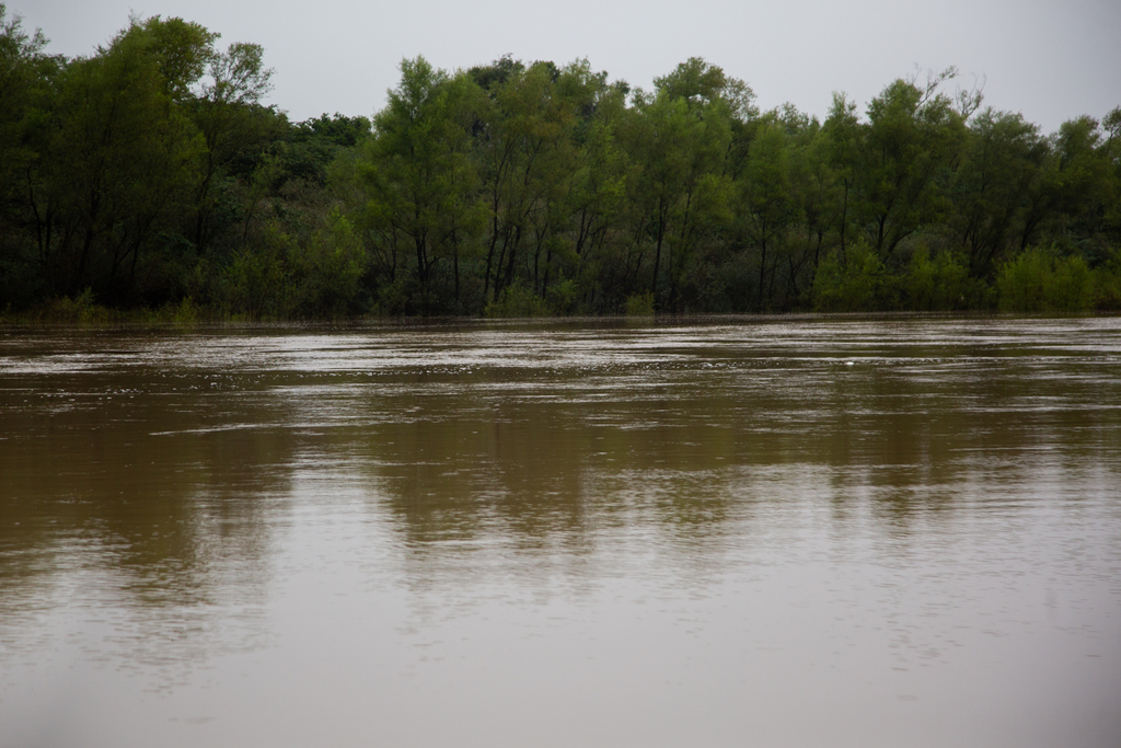 Foto: Beto Albert (Diário) - O aumento no nível do rio Vacacaí-mirim causou queda da cabeceira de ponte localizada em Restinga Seca.