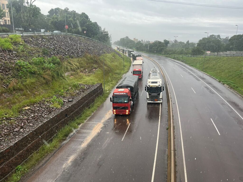 Bloqueios de rodovias: chegada e saída de Santa Maria só por duas BRs Bloqueios de rodovias: chegada e saída de Santa Maria só por duas BRs