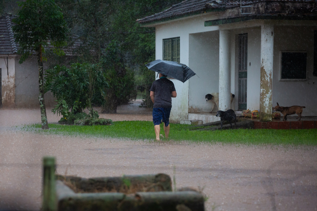 Pelo menos 50% dos moradores estão sem água em Santa Maria; Corsan trabalha para distribuir o abastecimento