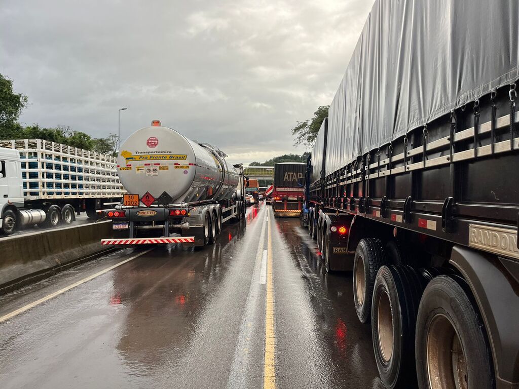 Foto: Beto Albert (Diário - Trânsito interrompido na BR-158. Registro da última terça-feira (30).